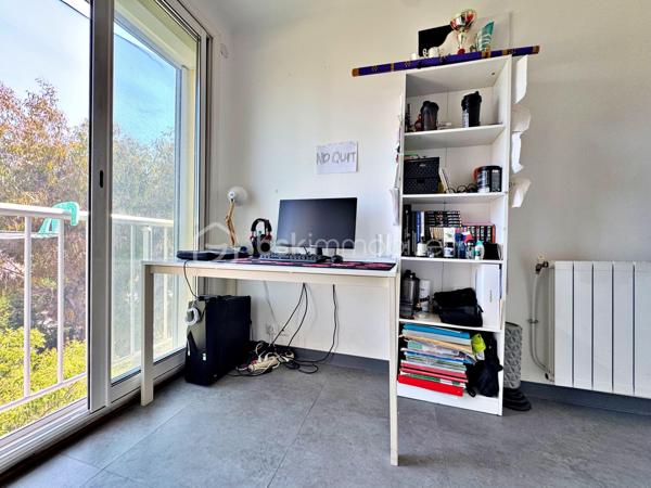 Découvrez cet agréable appartement T4 en duplex de73 m² habitables situé dans une résidence sans ascenseur des années 60, à proximité immédiate du centre-ville, des écoles et des transports en commun.

L'accès à l'appartement se fait par le 3ème étage de l'immeuble. Ce niveau accueille une pièce de vie lumineuse avec une vue dégagée sans vis-à-vis et une cuisine, offrant un espace convivial pour toute la famille.

Le niveau inférieur, accessible par un escalier intérieur, est dédié à l'espace nuit et comprend trois chambres, une salle d'eau ainsi qu'un WC indépendant.

L'appartement bénéficie de menuiseries en PVC double vitrage assurant un bon confort thermique et acoustique. Le chauffage est individuel au gaz, permettant une gestion maîtrisée de votre consommation énergétique.

Un grand box, une cave et une place de parking extérieur viennent compléter ce bien.

Vous apprécierez également les faibles charges de copropriété et l'emplacement pratique, idéal pour une vie quotidienne facilitée.

Les atouts  :
- Appartement en duplex atypique et fonctionnel
- Séjour et cuisine séparés de l'espace nuit
- Stationnement privatif
- Grand box de 17,50 m² 

Une belle opportunité pour une famille, un premier achat ou un investissement locatif.