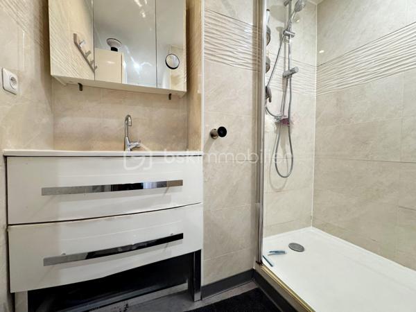 Découvrez cet agréable appartement T4 en duplex de73 m² habitables situé dans une résidence sans ascenseur des années 60, à proximité immédiate du centre-ville, des écoles et des transports en commun.

L'accès à l'appartement se fait par le 3ème étage de l'immeuble. Ce niveau accueille une pièce de vie lumineuse avec une vue dégagée sans vis-à-vis et une cuisine, offrant un espace convivial pour toute la famille.

Le niveau inférieur, accessible par un escalier intérieur, est dédié à l'espace nuit et comprend trois chambres, une salle d'eau ainsi qu'un WC indépendant.

L'appartement bénéficie de menuiseries en PVC double vitrage assurant un bon confort thermique et acoustique. Le chauffage est individuel au gaz, permettant une gestion maîtrisée de votre consommation énergétique.

Un grand box, une cave et une place de parking extérieur viennent compléter ce bien.

Vous apprécierez également les faibles charges de copropriété et l'emplacement pratique, idéal pour une vie quotidienne facilitée.

Les atouts  :
- Appartement en duplex atypique et fonctionnel
- Séjour et cuisine séparés de l'espace nuit
- Stationnement privatif
- Grand box de 17,50 m² 

Une belle opportunité pour une famille, un premier achat ou un investissement locatif.