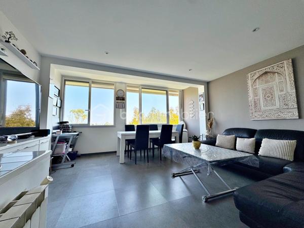 Découvrez cet agréable appartement T4 en duplex de73 m² habitables situé dans une résidence sans ascenseur des années 60, à proximité immédiate du centre-ville, des écoles et des transports en commun.

L'accès à l'appartement se fait par le 3ème étage de l'immeuble. Ce niveau accueille une pièce de vie lumineuse avec une vue dégagée sans vis-à-vis et une cuisine, offrant un espace convivial pour toute la famille.

Le niveau inférieur, accessible par un escalier intérieur, est dédié à l'espace nuit et comprend trois chambres, une salle d'eau ainsi qu'un WC indépendant.

L'appartement bénéficie de menuiseries en PVC double vitrage assurant un bon confort thermique et acoustique. Le chauffage est individuel au gaz, permettant une gestion maîtrisée de votre consommation énergétique.

Un grand box, une cave et une place de parking extérieur viennent compléter ce bien.

Vous apprécierez également les faibles charges de copropriété et l'emplacement pratique, idéal pour une vie quotidienne facilitée.

Les atouts  :
- Appartement en duplex atypique et fonctionnel
- Séjour et cuisine séparés de l'espace nuit
- Stationnement privatif
- Grand box de 17,50 m² 

Une belle opportunité pour une famille, un premier achat ou un investissement locatif.