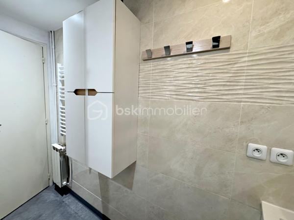 Découvrez cet agréable appartement T4 en duplex de73 m² habitables situé dans une résidence sans ascenseur des années 60, à proximité immédiate du centre-ville, des écoles et des transports en commun.

L'accès à l'appartement se fait par le 3ème étage de l'immeuble. Ce niveau accueille une pièce de vie lumineuse avec une vue dégagée sans vis-à-vis et une cuisine, offrant un espace convivial pour toute la famille.

Le niveau inférieur, accessible par un escalier intérieur, est dédié à l'espace nuit et comprend trois chambres, une salle d'eau ainsi qu'un WC indépendant.

L'appartement bénéficie de menuiseries en PVC double vitrage assurant un bon confort thermique et acoustique. Le chauffage est individuel au gaz, permettant une gestion maîtrisée de votre consommation énergétique.

Un grand box, une cave et une place de parking extérieur viennent compléter ce bien.

Vous apprécierez également les faibles charges de copropriété et l'emplacement pratique, idéal pour une vie quotidienne facilitée.

Les atouts  :
- Appartement en duplex atypique et fonctionnel
- Séjour et cuisine séparés de l'espace nuit
- Stationnement privatif
- Grand box de 17,50 m² 

Une belle opportunité pour une famille, un premier achat ou un investissement locatif.