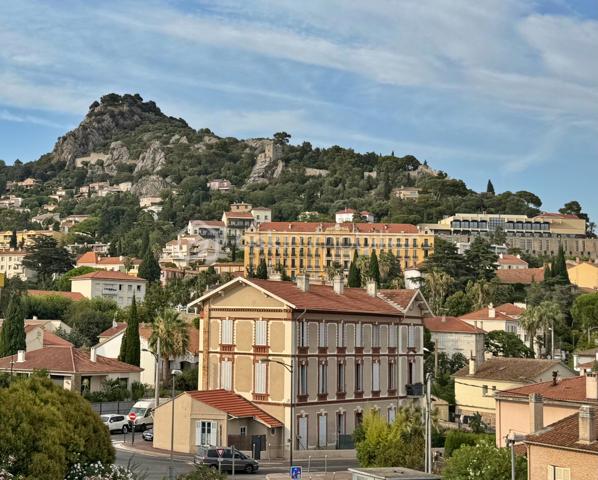 Découvrez cet agréable appartement T4 en duplex de73 m² habitables situé dans une résidence sans ascenseur des années 60, à proximité immédiate du centre-ville, des écoles et des transports en commun.

L'accès à l'appartement se fait par le 3ème étage de l'immeuble. Ce niveau accueille une pièce de vie lumineuse avec une vue dégagée sans vis-à-vis et une cuisine, offrant un espace convivial pour toute la famille.

Le niveau inférieur, accessible par un escalier intérieur, est dédié à l'espace nuit et comprend trois chambres, une salle d'eau ainsi qu'un WC indépendant.

L'appartement bénéficie de menuiseries en PVC double vitrage assurant un bon confort thermique et acoustique. Le chauffage est individuel au gaz, permettant une gestion maîtrisée de votre consommation énergétique.

Un grand box, une cave et une place de parking extérieur viennent compléter ce bien.

Vous apprécierez également les faibles charges de copropriété et l'emplacement pratique, idéal pour une vie quotidienne facilitée.

Les atouts  :
- Appartement en duplex atypique et fonctionnel
- Séjour et cuisine séparés de l'espace nuit
- Stationnement privatif
- Grand box de 17,50 m² 

Une belle opportunité pour une famille, un premier achat ou un investissement locatif.