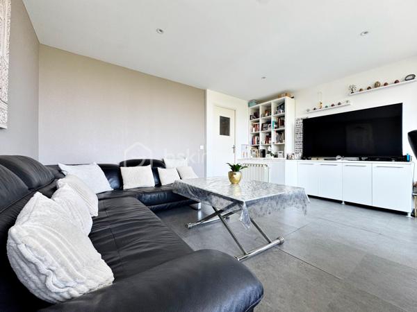 Découvrez cet agréable appartement T4 en duplex de73 m² habitables situé dans une résidence sans ascenseur des années 60, à proximité immédiate du centre-ville, des écoles et des transports en commun.

L'accès à l'appartement se fait par le 3ème étage de l'immeuble. Ce niveau accueille une pièce de vie lumineuse avec une vue dégagée sans vis-à-vis et une cuisine, offrant un espace convivial pour toute la famille.

Le niveau inférieur, accessible par un escalier intérieur, est dédié à l'espace nuit et comprend trois chambres, une salle d'eau ainsi qu'un WC indépendant.

L'appartement bénéficie de menuiseries en PVC double vitrage assurant un bon confort thermique et acoustique. Le chauffage est individuel au gaz, permettant une gestion maîtrisée de votre consommation énergétique.

Un grand box, une cave et une place de parking extérieur viennent compléter ce bien.

Vous apprécierez également les faibles charges de copropriété et l'emplacement pratique, idéal pour une vie quotidienne facilitée.

Les atouts  :
- Appartement en duplex atypique et fonctionnel
- Séjour et cuisine séparés de l'espace nuit
- Stationnement privatif
- Grand box de 17,50 m² 

Une belle opportunité pour une famille, un premier achat ou un investissement locatif.