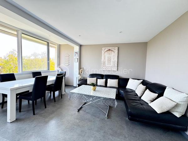 Découvrez cet agréable appartement T4 en duplex de73 m² habitables situé dans une résidence sans ascenseur des années 60, à proximité immédiate du centre-ville, des écoles et des transports en commun.

L'accès à l'appartement se fait par le 3ème étage de l'immeuble. Ce niveau accueille une pièce de vie lumineuse avec une vue dégagée sans vis-à-vis et une cuisine, offrant un espace convivial pour toute la famille.

Le niveau inférieur, accessible par un escalier intérieur, est dédié à l'espace nuit et comprend trois chambres, une salle d'eau ainsi qu'un WC indépendant.

L'appartement bénéficie de menuiseries en PVC double vitrage assurant un bon confort thermique et acoustique. Le chauffage est individuel au gaz, permettant une gestion maîtrisée de votre consommation énergétique.

Un grand box, une cave et une place de parking extérieur viennent compléter ce bien.

Vous apprécierez également les faibles charges de copropriété et l'emplacement pratique, idéal pour une vie quotidienne facilitée.

Les atouts  :
- Appartement en duplex atypique et fonctionnel
- Séjour et cuisine séparés de l'espace nuit
- Stationnement privatif
- Grand box de 17,50 m² 

Une belle opportunité pour une famille, un premier achat ou un investissement locatif.