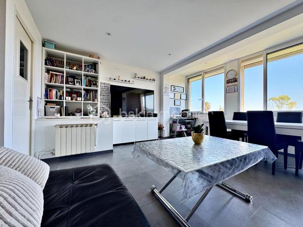 Découvrez cet agréable appartement T4 en duplex de73 m² habitables situé dans une résidence sans ascenseur des années 60, à proximité immédiate du centre-ville, des écoles et des transports en commun.

L'accès à l'appartement se fait par le 3ème étage de l'immeuble. Ce niveau accueille une pièce de vie lumineuse avec une vue dégagée sans vis-à-vis et une cuisine, offrant un espace convivial pour toute la famille.

Le niveau inférieur, accessible par un escalier intérieur, est dédié à l'espace nuit et comprend trois chambres, une salle d'eau ainsi qu'un WC indépendant.

L'appartement bénéficie de menuiseries en PVC double vitrage assurant un bon confort thermique et acoustique. Le chauffage est individuel au gaz, permettant une gestion maîtrisée de votre consommation énergétique.

Un grand box, une cave et une place de parking extérieur viennent compléter ce bien.

Vous apprécierez également les faibles charges de copropriété et l'emplacement pratique, idéal pour une vie quotidienne facilitée.

Les atouts  :
- Appartement en duplex atypique et fonctionnel
- Séjour et cuisine séparés de l'espace nuit
- Stationnement privatif
- Grand box de 17,50 m² 

Une belle opportunité pour une famille, un premier achat ou un investissement locatif.