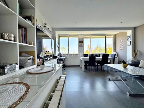 Découvrez cet agréable appartement T4 en duplex de73 m² habitables situé dans une résidence sans ascenseur des années 60, à proximité immédiate du centre-ville, des écoles et des transports en commun.

L'accès à l'appartement se fait par le 3ème étage de l'immeuble. Ce niveau accueille une pièce de vie lumineuse avec une vue dégagée sans vis-à-vis et une cuisine, offrant un espace convivial pour toute la famille.

Le niveau inférieur, accessible par un escalier intérieur, est dédié à l'espace nuit et comprend trois chambres, une salle d'eau ainsi qu'un WC indépendant.

L'appartement bénéficie de menuiseries en PVC double vitrage assurant un bon confort thermique et acoustique. Le chauffage est individuel au gaz, permettant une gestion maîtrisée de votre consommation énergétique.

Un grand box, une cave et une place de parking extérieur viennent compléter ce bien.

Vous apprécierez également les faibles charges de copropriété et l'emplacement pratique, idéal pour une vie quotidienne facilitée.

Les atouts  :
- Appartement en duplex atypique et fonctionnel
- Séjour et cuisine séparés de l'espace nuit
- Stationnement privatif
- Grand box de 17,50 m² 

Une belle opportunité pour une famille, un premier achat ou un investissement locatif.
