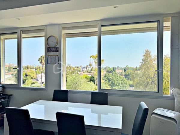 Découvrez cet agréable appartement T4 en duplex de73 m² habitables situé dans une résidence sans ascenseur des années 60, à proximité immédiate du centre-ville, des écoles et des transports en commun.

L'accès à l'appartement se fait par le 3ème étage de l'immeuble. Ce niveau accueille une pièce de vie lumineuse avec une vue dégagée sans vis-à-vis et une cuisine, offrant un espace convivial pour toute la famille.

Le niveau inférieur, accessible par un escalier intérieur, est dédié à l'espace nuit et comprend trois chambres, une salle d'eau ainsi qu'un WC indépendant.

L'appartement bénéficie de menuiseries en PVC double vitrage assurant un bon confort thermique et acoustique. Le chauffage est individuel au gaz, permettant une gestion maîtrisée de votre consommation énergétique.

Un grand box, une cave et une place de parking extérieur viennent compléter ce bien.

Vous apprécierez également les faibles charges de copropriété et l'emplacement pratique, idéal pour une vie quotidienne facilitée.

Les atouts  :
- Appartement en duplex atypique et fonctionnel
- Séjour et cuisine séparés de l'espace nuit
- Stationnement privatif
- Grand box de 17,50 m² 

Une belle opportunité pour une famille, un premier achat ou un investissement locatif.