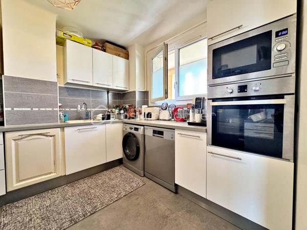 Découvrez cet agréable appartement T4 en duplex de73 m² habitables situé dans une résidence sans ascenseur des années 60, à proximité immédiate du centre-ville, des écoles et des transports en commun.

L'accès à l'appartement se fait par le 3ème étage de l'immeuble. Ce niveau accueille une pièce de vie lumineuse avec une vue dégagée sans vis-à-vis et une cuisine, offrant un espace convivial pour toute la famille.

Le niveau inférieur, accessible par un escalier intérieur, est dédié à l'espace nuit et comprend trois chambres, une salle d'eau ainsi qu'un WC indépendant.

L'appartement bénéficie de menuiseries en PVC double vitrage assurant un bon confort thermique et acoustique. Le chauffage est individuel au gaz, permettant une gestion maîtrisée de votre consommation énergétique.

Un grand box, une cave et une place de parking extérieur viennent compléter ce bien.

Vous apprécierez également les faibles charges de copropriété et l'emplacement pratique, idéal pour une vie quotidienne facilitée.

Les atouts  :
- Appartement en duplex atypique et fonctionnel
- Séjour et cuisine séparés de l'espace nuit
- Stationnement privatif
- Grand box de 17,50 m² 

Une belle opportunité pour une famille, un premier achat ou un investissement locatif.