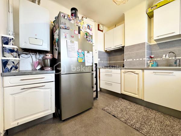 Découvrez cet agréable appartement T4 en duplex de73 m² habitables situé dans une résidence sans ascenseur des années 60, à proximité immédiate du centre-ville, des écoles et des transports en commun.

L'accès à l'appartement se fait par le 3ème étage de l'immeuble. Ce niveau accueille une pièce de vie lumineuse avec une vue dégagée sans vis-à-vis et une cuisine, offrant un espace convivial pour toute la famille.

Le niveau inférieur, accessible par un escalier intérieur, est dédié à l'espace nuit et comprend trois chambres, une salle d'eau ainsi qu'un WC indépendant.

L'appartement bénéficie de menuiseries en PVC double vitrage assurant un bon confort thermique et acoustique. Le chauffage est individuel au gaz, permettant une gestion maîtrisée de votre consommation énergétique.

Un grand box, une cave et une place de parking extérieur viennent compléter ce bien.

Vous apprécierez également les faibles charges de copropriété et l'emplacement pratique, idéal pour une vie quotidienne facilitée.

Les atouts  :
- Appartement en duplex atypique et fonctionnel
- Séjour et cuisine séparés de l'espace nuit
- Stationnement privatif
- Grand box de 17,50 m² 

Une belle opportunité pour une famille, un premier achat ou un investissement locatif.