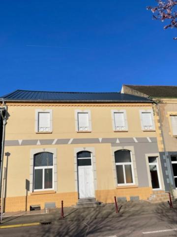 Falck (57550) Ensemble immobilier café salle des fêtes et appartement