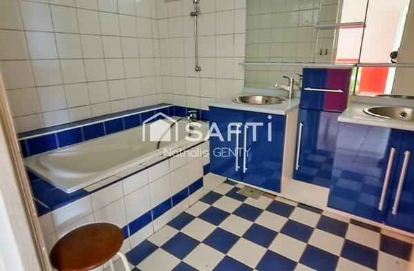 ANCIEN CORPS DE FERME AVEC CHAMBRES D'HÔTES ET DÉPENDANCES SUR UNE PARCELLE DE 8000 M2 À STEENVOORDE