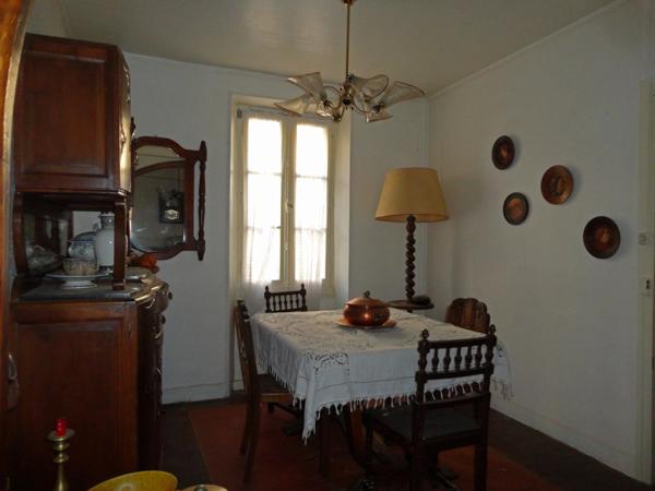 Dpt Pyrénées Orientales (66), à vendre Maison P8 de 132 m², terrasse et local commercial