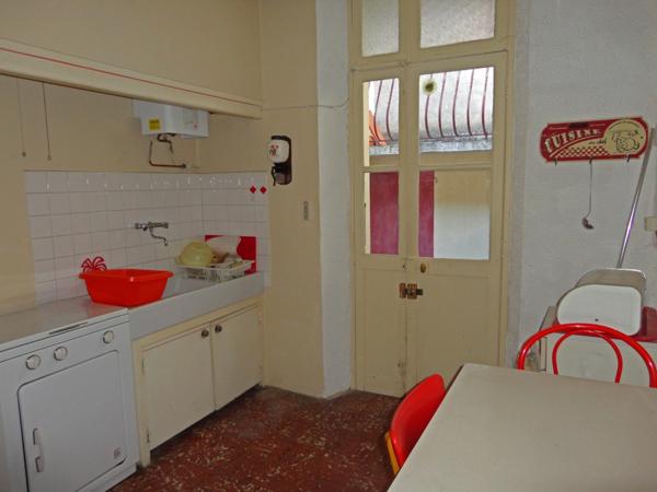 Dpt Pyrénées Orientales (66), à vendre Maison P8 de 132 m², terrasse et local commercial