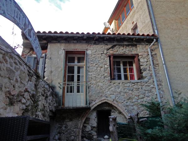 Dpt Pyrénées Orientales (66), à vendre Maison P8 de 132 m², terrasse et local commercial