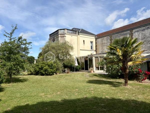 SANDRA MARTINS DA SILVA vous présente: BEAUX VOLUMES. PROXIMITÉ A 13. DOUBLE GARAGE. Située au calme, dans quartier résidentiel de Caudebec Les Elbeuf, cette maison charmante bourgeoise du début du 20 ème siècle est édifiée sur une parcelle d'environ 900 M2. Elle se compose au RDC, d'une vaste entrée avec placard et WC, d'un double séjour d'environ 42 m2, d'une cuisine dinatoire d'environ 35 M2, d'une véranda avec un SPA et un jardin d'hiver avec une cheminée. Chacun de ces espaces donne accès au jardin. Au 1 er étage un palier dessert, une grande chambre, une grande salle de bain ainsi qu'une suite parentale complète avec sa salle de douche. Au 2ème un palier dessert 2 autres grandes chambres. en extérieur, un jardin paysagé et arboré avec sa terrasse exposée plein sud, un double garage avec espace de rangement et buanderie ainsi qu'une cave voutée. Bien idéalement situé, au calme et tout proche des commerces et des commodités.
