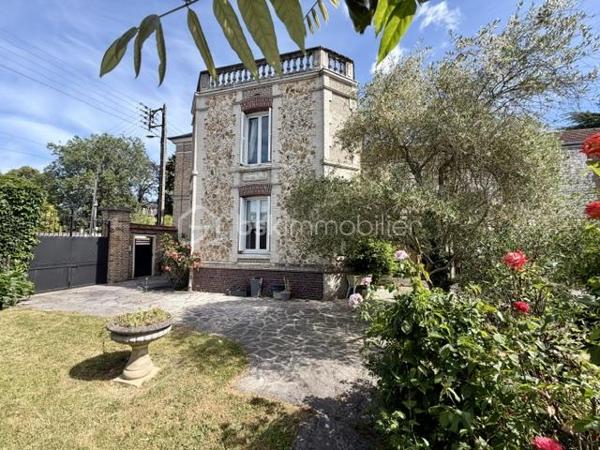 SANDRA MARTINS DA SILVA vous présente: BEAUX VOLUMES. PROXIMITÉ A 13. DOUBLE GARAGE. Située au calme, dans quartier résidentiel de Caudebec Les Elbeuf, cette maison charmante bourgeoise du début du 20 ème siècle est édifiée sur une parcelle d'environ 900 M2. Elle se compose au RDC, d'une vaste entrée avec placard et WC, d'un double séjour d'environ 42 m2, d'une cuisine dinatoire d'environ 35 M2, d'une véranda avec un SPA et un jardin d'hiver avec une cheminée. Chacun de ces espaces donne accès au jardin. Au 1 er étage un palier dessert, une grande chambre, une grande salle de bain ainsi qu'une suite parentale complète avec sa salle de douche. Au 2ème un palier dessert 2 autres grandes chambres. en extérieur, un jardin paysagé et arboré avec sa terrasse exposée plein sud, un double garage avec espace de rangement et buanderie ainsi qu'une cave voutée. Bien idéalement situé, au calme et tout proche des commerces et des commodités.