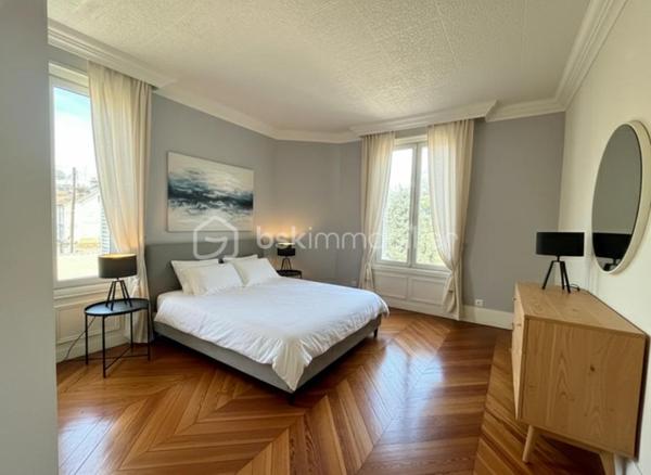 SANDRA MARTINS DA SILVA vous présente: BEAUX VOLUMES. PROXIMITÉ A 13. DOUBLE GARAGE. Située au calme, dans quartier résidentiel de Caudebec Les Elbeuf, cette maison charmante bourgeoise du début du 20 ème siècle est édifiée sur une parcelle d'environ 900 M2. Elle se compose au RDC, d'une vaste entrée avec placard et WC, d'un double séjour d'environ 42 m2, d'une cuisine dinatoire d'environ 35 M2, d'une véranda avec un SPA et un jardin d'hiver avec une cheminée. Chacun de ces espaces donne accès au jardin. Au 1 er étage un palier dessert, une grande chambre, une grande salle de bain ainsi qu'une suite parentale complète avec sa salle de douche. Au 2ème un palier dessert 2 autres grandes chambres. en extérieur, un jardin paysagé et arboré avec sa terrasse exposée plein sud, un double garage avec espace de rangement et buanderie ainsi qu'une cave voutée. Bien idéalement situé, au calme et tout proche des commerces et des commodités.
