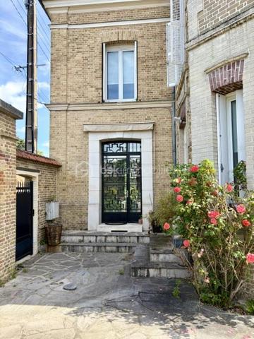 SANDRA MARTINS DA SILVA vous présente: BEAUX VOLUMES. PROXIMITÉ A 13. DOUBLE GARAGE. Située au calme, dans quartier résidentiel de Caudebec Les Elbeuf, cette maison charmante bourgeoise du début du 20 ème siècle est édifiée sur une parcelle d'environ 900 M2. Elle se compose au RDC, d'une vaste entrée avec placard et WC, d'un double séjour d'environ 42 m2, d'une cuisine dinatoire d'environ 35 M2, d'une véranda avec un SPA et un jardin d'hiver avec une cheminée. Chacun de ces espaces donne accès au jardin. Au 1 er étage un palier dessert, une grande chambre, une grande salle de bain ainsi qu'une suite parentale complète avec sa salle de douche. Au 2ème un palier dessert 2 autres grandes chambres. en extérieur, un jardin paysagé et arboré avec sa terrasse exposée plein sud, un double garage avec espace de rangement et buanderie ainsi qu'une cave voutée. Bien idéalement situé, au calme et tout proche des commerces et des commodités.