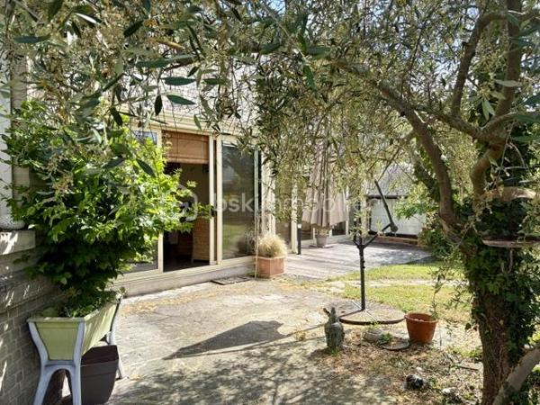 SANDRA MARTINS DA SILVA vous présente: BEAUX VOLUMES. PROXIMITÉ A 13. DOUBLE GARAGE. Située au calme, dans quartier résidentiel de Caudebec Les Elbeuf, cette maison charmante bourgeoise du début du 20 ème siècle est édifiée sur une parcelle d'environ 900 M2. Elle se compose au RDC, d'une vaste entrée avec placard et WC, d'un double séjour d'environ 42 m2, d'une cuisine dinatoire d'environ 35 M2, d'une véranda avec un SPA et un jardin d'hiver avec une cheminée. Chacun de ces espaces donne accès au jardin. Au 1 er étage un palier dessert, une grande chambre, une grande salle de bain ainsi qu'une suite parentale complète avec sa salle de douche. Au 2ème un palier dessert 2 autres grandes chambres. en extérieur, un jardin paysagé et arboré avec sa terrasse exposée plein sud, un double garage avec espace de rangement et buanderie ainsi qu'une cave voutée. Bien idéalement situé, au calme et tout proche des commerces et des commodités.