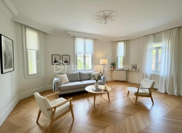 SANDRA MARTINS DA SILVA vous présente: BEAUX VOLUMES. PROXIMITÉ A 13. DOUBLE GARAGE. Située au calme, dans quartier résidentiel de Caudebec Les Elbeuf, cette maison charmante bourgeoise du début du 20 ème siècle est édifiée sur une parcelle d'environ 900 M2. Elle se compose au RDC, d'une vaste entrée avec placard et WC, d'un double séjour d'environ 42 m2, d'une cuisine dinatoire d'environ 35 M2, d'une véranda avec un SPA et un jardin d'hiver avec une cheminée. Chacun de ces espaces donne accès au jardin. Au 1 er étage un palier dessert, une grande chambre, une grande salle de bain ainsi qu'une suite parentale complète avec sa salle de douche. Au 2ème un palier dessert 2 autres grandes chambres. en extérieur, un jardin paysagé et arboré avec sa terrasse exposée plein sud, un double garage avec espace de rangement et buanderie ainsi qu'une cave voutée. Bien idéalement situé, au calme et tout proche des commerces et des commodités.