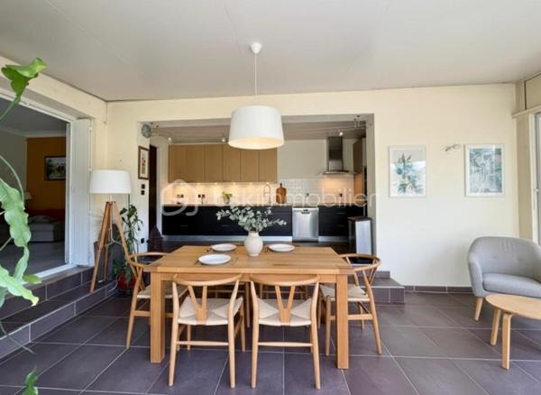 SANDRA MARTINS DA SILVA vous présente: BEAUX VOLUMES. PROXIMITÉ A 13. DOUBLE GARAGE. Située au calme, dans quartier résidentiel de Caudebec Les Elbeuf, cette maison charmante bourgeoise du début du 20 ème siècle est édifiée sur une parcelle d'environ 900 M2. Elle se compose au RDC, d'une vaste entrée avec placard et WC, d'un double séjour d'environ 42 m2, d'une cuisine dinatoire d'environ 35 M2, d'une véranda avec un SPA et un jardin d'hiver avec une cheminée. Chacun de ces espaces donne accès au jardin. Au 1 er étage un palier dessert, une grande chambre, une grande salle de bain ainsi qu'une suite parentale complète avec sa salle de douche. Au 2ème un palier dessert 2 autres grandes chambres. en extérieur, un jardin paysagé et arboré avec sa terrasse exposée plein sud, un double garage avec espace de rangement et buanderie ainsi qu'une cave voutée. Bien idéalement situé, au calme et tout proche des commerces et des commodités.