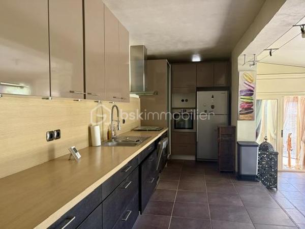 SANDRA MARTINS DA SILVA vous présente: BEAUX VOLUMES. PROXIMITÉ A 13. DOUBLE GARAGE. Située au calme, dans quartier résidentiel de Caudebec Les Elbeuf, cette maison charmante bourgeoise du début du 20 ème siècle est édifiée sur une parcelle d'environ 900 M2. Elle se compose au RDC, d'une vaste entrée avec placard et WC, d'un double séjour d'environ 42 m2, d'une cuisine dinatoire d'environ 35 M2, d'une véranda avec un SPA et un jardin d'hiver avec une cheminée. Chacun de ces espaces donne accès au jardin. Au 1 er étage un palier dessert, une grande chambre, une grande salle de bain ainsi qu'une suite parentale complète avec sa salle de douche. Au 2ème un palier dessert 2 autres grandes chambres. en extérieur, un jardin paysagé et arboré avec sa terrasse exposée plein sud, un double garage avec espace de rangement et buanderie ainsi qu'une cave voutée. Bien idéalement situé, au calme et tout proche des commerces et des commodités.