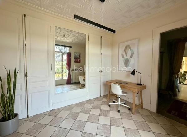 SANDRA MARTINS DA SILVA vous présente: BEAUX VOLUMES. PROXIMITÉ A 13. DOUBLE GARAGE. Située au calme, dans quartier résidentiel de Caudebec Les Elbeuf, cette maison charmante bourgeoise du début du 20 ème siècle est édifiée sur une parcelle d'environ 900 M2. Elle se compose au RDC, d'une vaste entrée avec placard et WC, d'un double séjour d'environ 42 m2, d'une cuisine dinatoire d'environ 35 M2, d'une véranda avec un SPA et un jardin d'hiver avec une cheminée. Chacun de ces espaces donne accès au jardin. Au 1 er étage un palier dessert, une grande chambre, une grande salle de bain ainsi qu'une suite parentale complète avec sa salle de douche. Au 2ème un palier dessert 2 autres grandes chambres. en extérieur, un jardin paysagé et arboré avec sa terrasse exposée plein sud, un double garage avec espace de rangement et buanderie ainsi qu'une cave voutée. Bien idéalement situé, au calme et tout proche des commerces et des commodités.