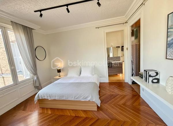 SANDRA MARTINS DA SILVA vous présente: BEAUX VOLUMES. PROXIMITÉ A 13. DOUBLE GARAGE. Située au calme, dans quartier résidentiel de Caudebec Les Elbeuf, cette maison charmante bourgeoise du début du 20 ème siècle est édifiée sur une parcelle d'environ 900 M2. Elle se compose au RDC, d'une vaste entrée avec placard et WC, d'un double séjour d'environ 42 m2, d'une cuisine dinatoire d'environ 35 M2, d'une véranda avec un SPA et un jardin d'hiver avec une cheminée. Chacun de ces espaces donne accès au jardin. Au 1 er étage un palier dessert, une grande chambre, une grande salle de bain ainsi qu'une suite parentale complète avec sa salle de douche. Au 2ème un palier dessert 2 autres grandes chambres. en extérieur, un jardin paysagé et arboré avec sa terrasse exposée plein sud, un double garage avec espace de rangement et buanderie ainsi qu'une cave voutée. Bien idéalement situé, au calme et tout proche des commerces et des commodités.
