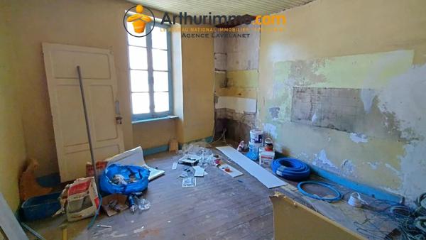 Vente                                                      Immeuble
                        
                     9 pièces                      234 m2                     à Laroque-d'Olmes