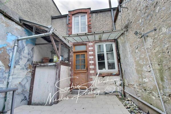 Maison en pierres avec garage et cour