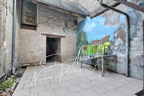 Maison en pierres avec garage et cour