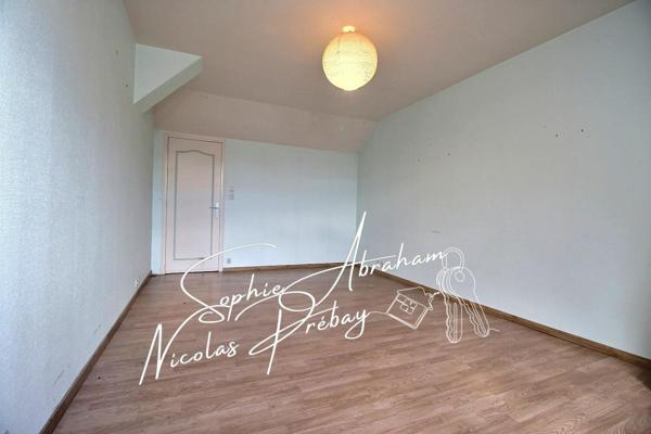 Maison en pierres avec garage et cour