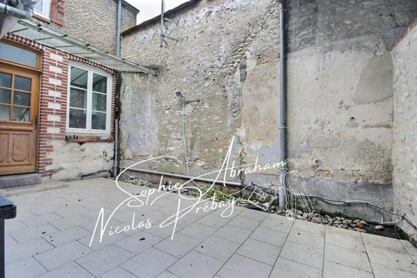 Maison en pierres avec garage et cour