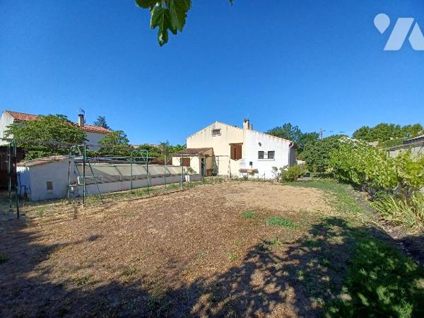 EYGUIERES Au cœur du village  Maison de plain-pied avec piscine et garage