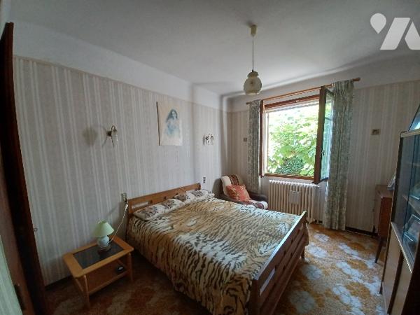 EYGUIERES Au cœur du village  Maison de plain-pied avec piscine et garage