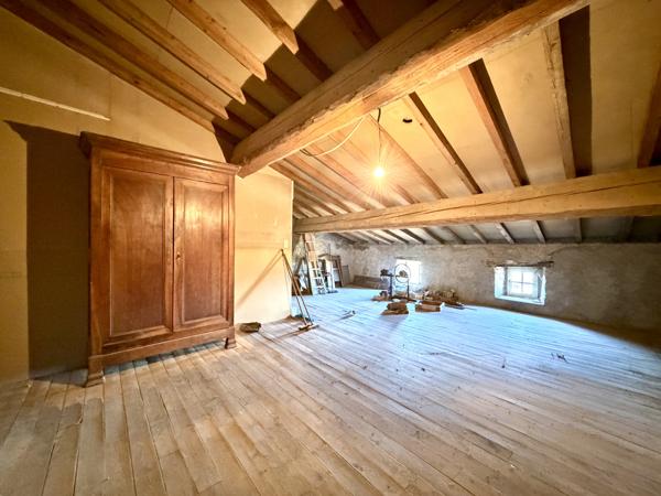Maison de village dans la Montagne Noire avec terrasse de toit et garage