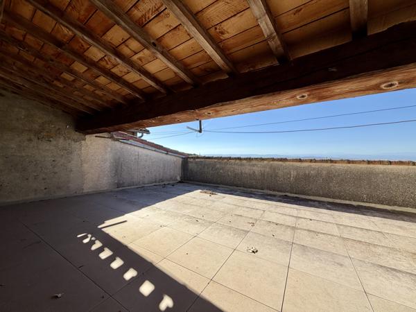 Maison de village dans la Montagne Noire avec terrasse de toit et garage