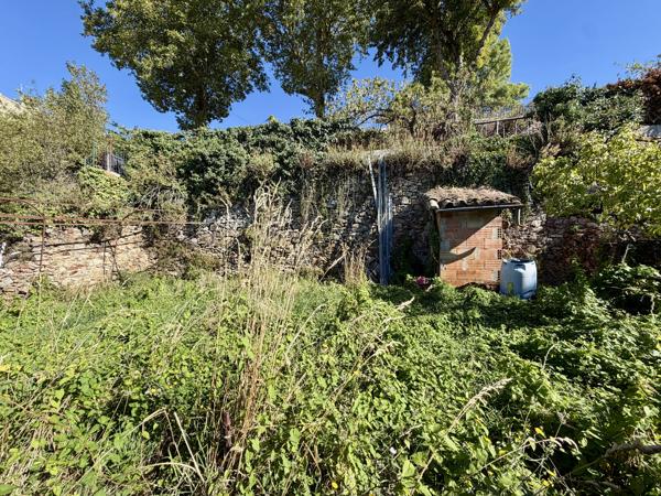 Maison de village dans la Montagne Noire avec terrasse de toit et garage
