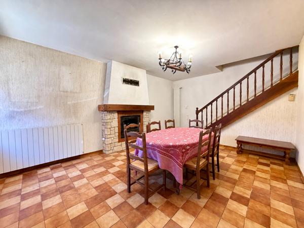 Maison de village dans la Montagne Noire avec terrasse de toit et garage