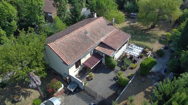 COUIZA-MAISON DE PLAIN-PIED DE 104.12M² AVEC SOUS-SOL COMPLET, GARAGE, DÉPENDANCE ET PARC ARBORÉ DE 2276M²