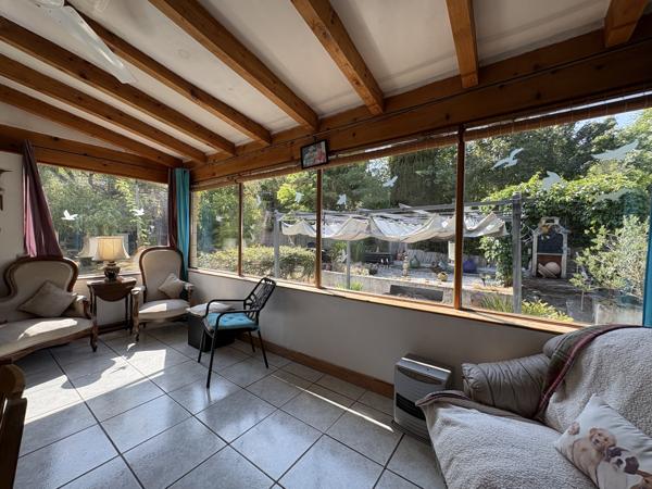 COUIZA-MAISON DE PLAIN-PIED DE 104.12M² AVEC SOUS-SOL COMPLET, GARAGE, DÉPENDANCE ET PARC ARBORÉ DE 2276M²