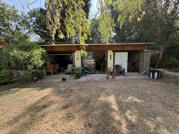 COUIZA-MAISON DE PLAIN-PIED DE 104.12M² AVEC SOUS-SOL COMPLET, GARAGE, DÉPENDANCE ET PARC ARBORÉ DE 2276M²