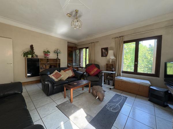 COUIZA-MAISON DE PLAIN-PIED DE 104.12M² AVEC SOUS-SOL COMPLET, GARAGE, DÉPENDANCE ET PARC ARBORÉ DE 2276M²