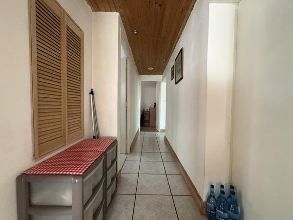 COUIZA-MAISON DE PLAIN-PIED DE 104.12M² AVEC SOUS-SOL COMPLET, GARAGE, DÉPENDANCE ET PARC ARBORÉ DE 2276M²