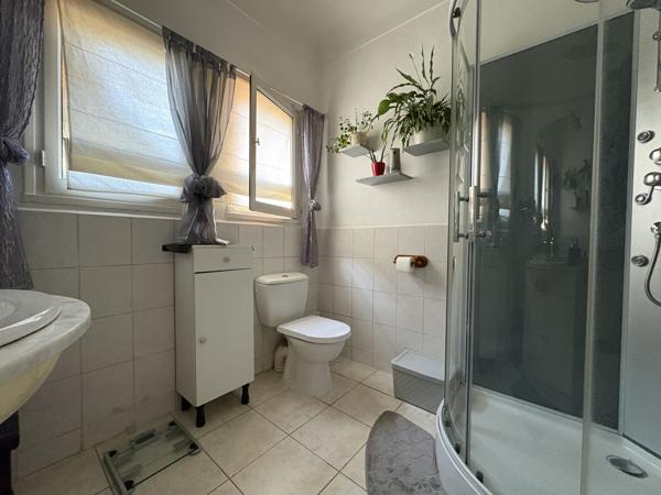 COUIZA-MAISON DE PLAIN-PIED DE 104.12M² AVEC SOUS-SOL COMPLET, GARAGE, DÉPENDANCE ET PARC ARBORÉ DE 2276M²