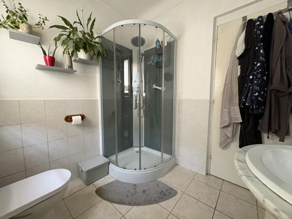 COUIZA-MAISON DE PLAIN-PIED DE 104.12M² AVEC SOUS-SOL COMPLET, GARAGE, DÉPENDANCE ET PARC ARBORÉ DE 2276M²