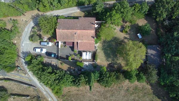 COUIZA-MAISON DE PLAIN-PIED DE 104.12M² AVEC SOUS-SOL COMPLET, GARAGE, DÉPENDANCE ET PARC ARBORÉ DE 2276M²