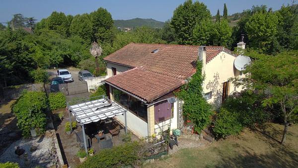 COUIZA-MAISON DE PLAIN-PIED DE 104.12M² AVEC SOUS-SOL COMPLET, GARAGE, DÉPENDANCE ET PARC ARBORÉ DE 2276M²