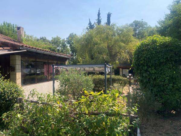 COUIZA-MAISON DE PLAIN-PIED DE 104.12M² AVEC SOUS-SOL COMPLET, GARAGE, DÉPENDANCE ET PARC ARBORÉ DE 2276M²