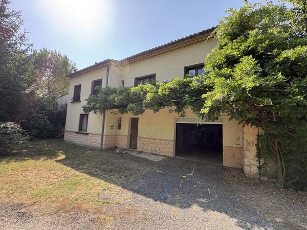 COUIZA-MAISON DE PLAIN-PIED DE 104.12M² AVEC SOUS-SOL COMPLET, GARAGE, DÉPENDANCE ET PARC ARBORÉ DE 2276M²
