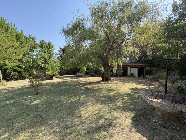 COUIZA-MAISON DE PLAIN-PIED DE 104.12M² AVEC SOUS-SOL COMPLET, GARAGE, DÉPENDANCE ET PARC ARBORÉ DE 2276M²